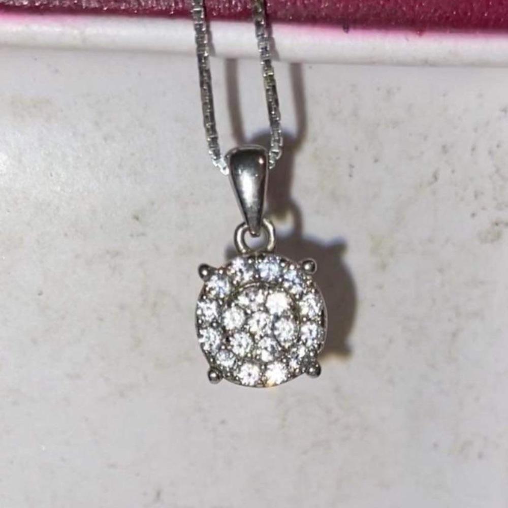 I’m selling this Helzberg diamond necklace, I’ve never worn it